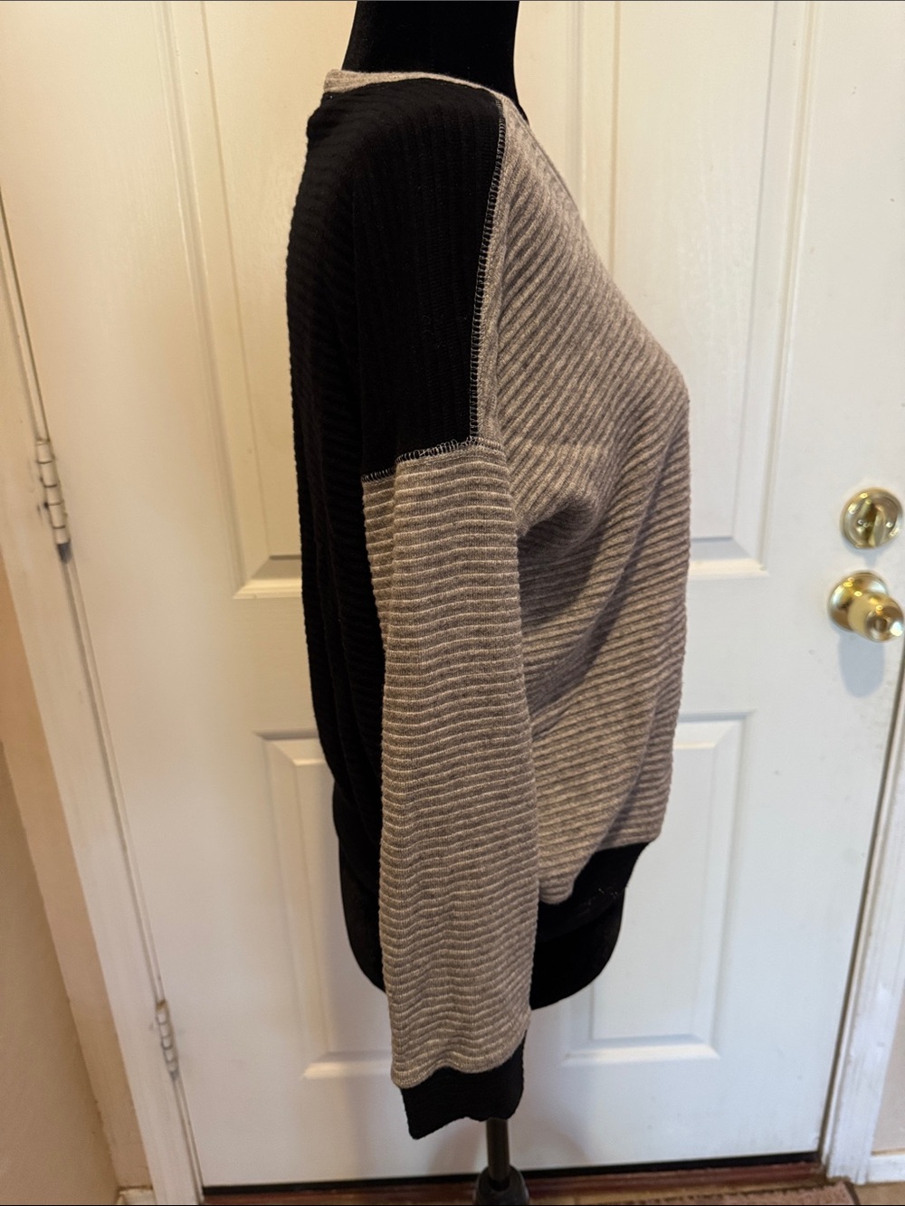 Minimal Ribbed Crewneck Sweater - Picture 3 of 8